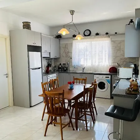 Peaceful Townhouse With Private Pool Near The Sea דירה פאפוס