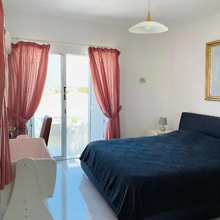 Peaceful Townhouse With Private Pool Near The Sea דירה *