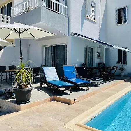 Peaceful Townhouse With Private Pool Near The Sea דירה *