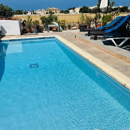 Peaceful Townhouse With Private Pool Near The Sea דירה פאפוס