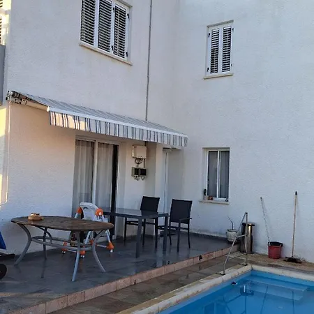 Peaceful Townhouse With Private Pool Near The Sea דירה פאפוס