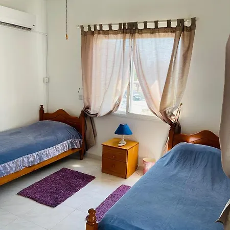 Peaceful Townhouse With Private Pool Near The Sea דירה