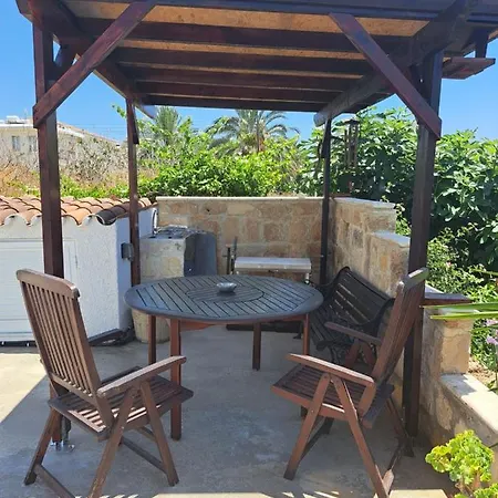 Peaceful Townhouse With Private Pool Near The Sea Pafos