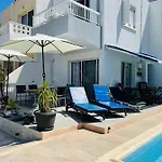 Peaceful Townhouse With Private Pool Near The Sea